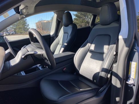 Used 2022 Tesla Model Y Long Range image 7