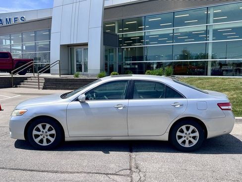Used 2010 Toyota Camry LE FWD image 3