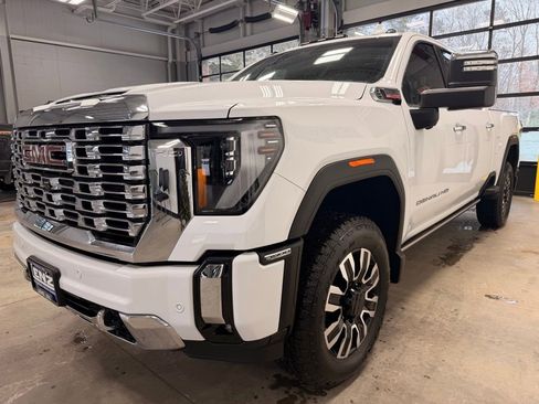 Used 2024 GMC Sierra 3500 Denali w/ Denali Reserve Package AWD/4WD image 4