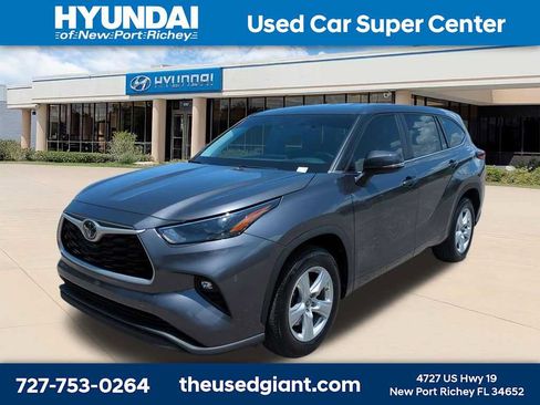 Used 2023 Toyota Highlander LE FWD image 1