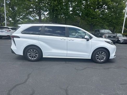 Used 2025 Toyota Sienna LE image 2