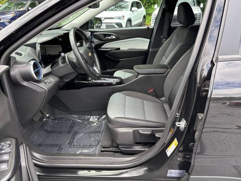 Used 2025 Chevrolet Trax LT w/ LT Convenience Package FWD image 22
