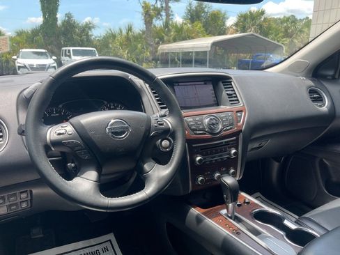 Used 2017 Nissan Pathfinder Platinum w/ Midnight Edition Package FWD image 8