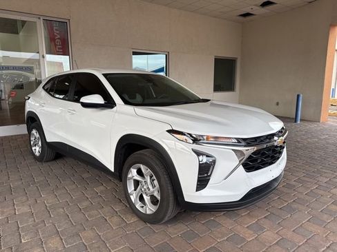 Used 2025 Chevrolet Trax LS w/ LS Convenience Package image 7