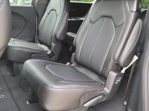 New 2027 Chrysler Pacifica Select FWD image 18