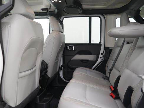 Used 2022 Jeep Wrangler Unlimited Sahara AWD/4WD image 19