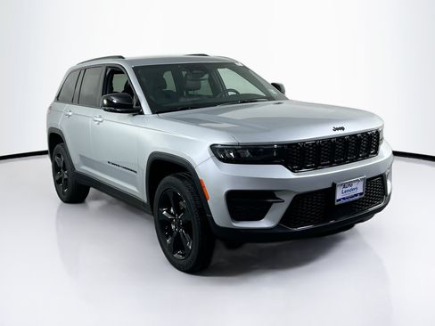 Used 2023 Jeep Grand Cherokee Altitude AWD/4WD image 3