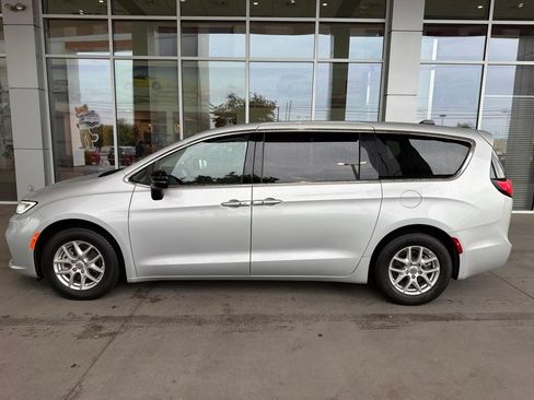 Used 2024 Chrysler Pacifica Touring-L FWD image 2