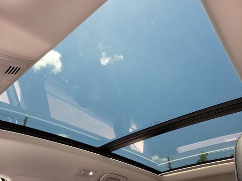 Used 2024 Volkswagen Taos SE w/ Panoramic Sunroof Package FWD image 32