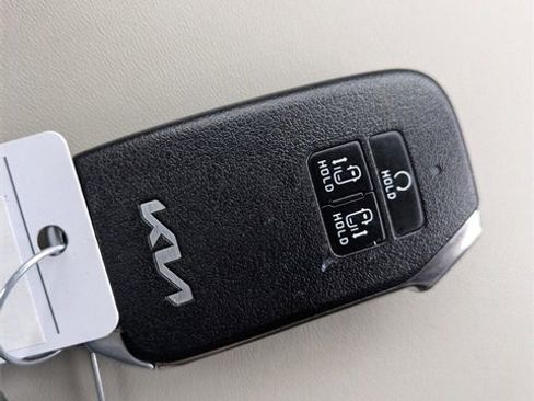 Used 2023 Kia Carnival LX image 32