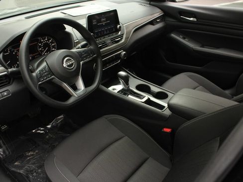 Used 2025 Nissan Altima 2.5 SV FWD image 13