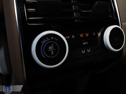 Used 2024 Land Rover Range Rover SV image 24