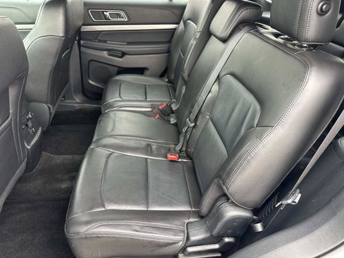Used 2018 Ford Explorer XLT w/ Equipment Group 202A AWD/4WD image 11