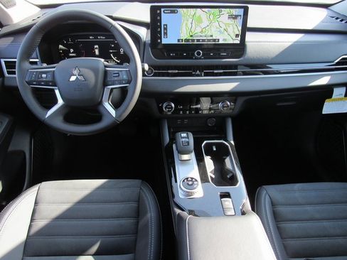 New 2025 Mitsubishi Outlander SE image 10