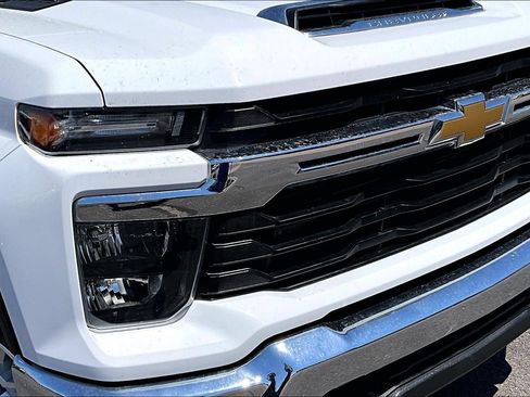 Used 2024 Chevrolet Silverado 2500 LT AWD/4WD image 30
