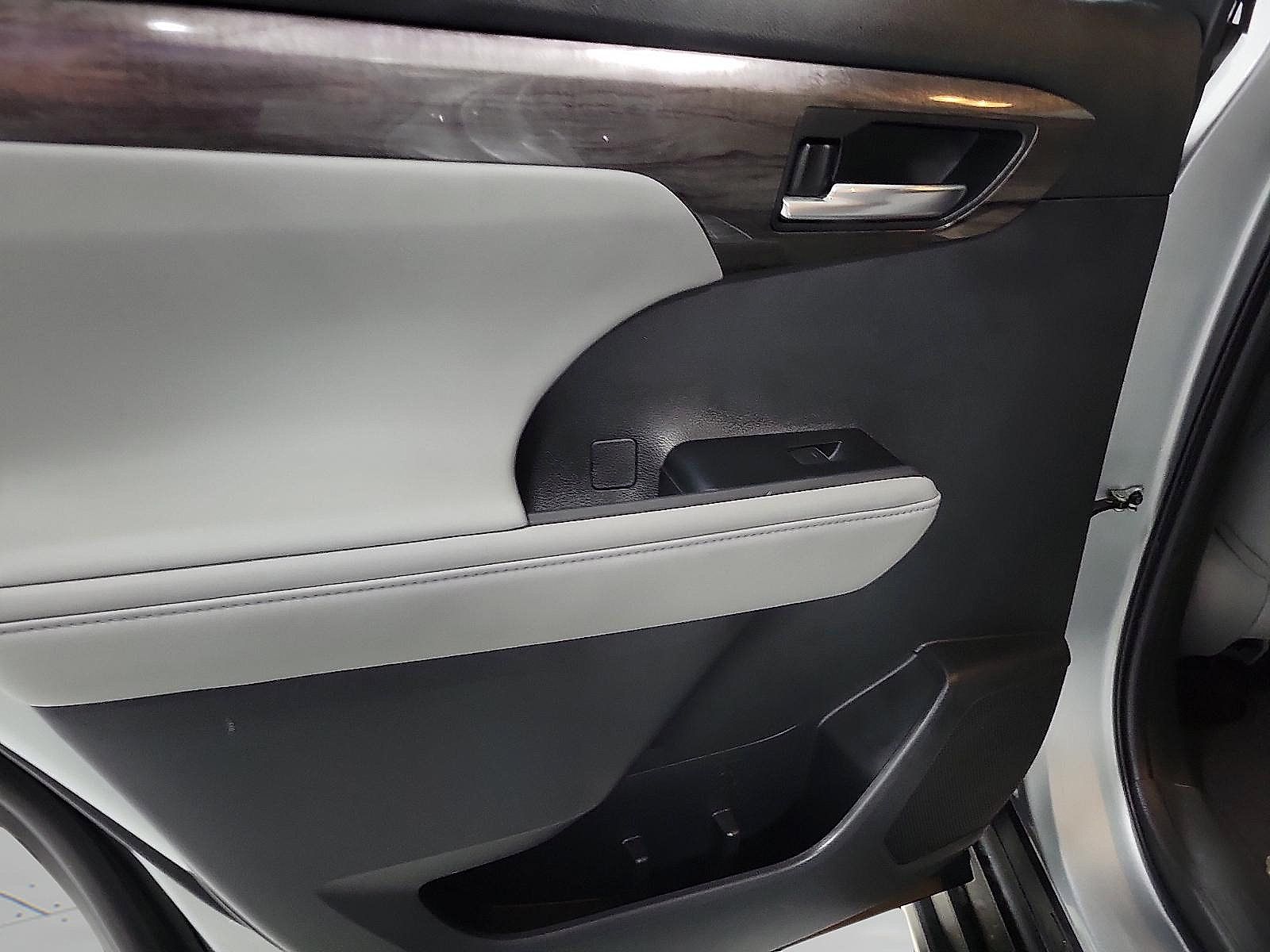 Used 2023 Toyota Highlander Limited FWD image 8