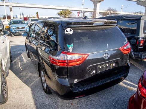 Used 2020 Toyota Sienna L image 9