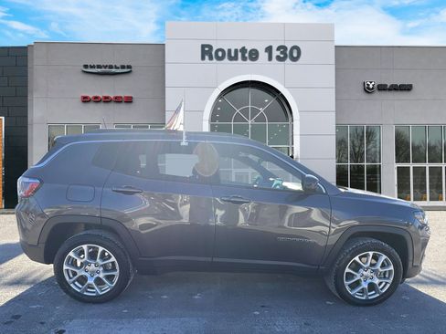 Used 2023 Jeep Compass Latitude image 5