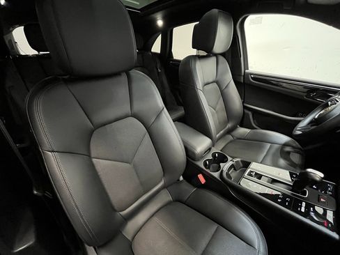 Used 2023 Porsche Macan image 12