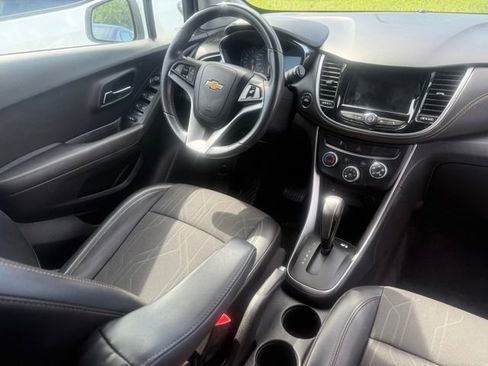Used 2020 Chevrolet Trax LT w/ LT Convenience Package AWD/4WD image 3