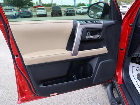 Used 2022 Toyota 4Runner SR5 Premium w/ Moonroof Package RWD image 33