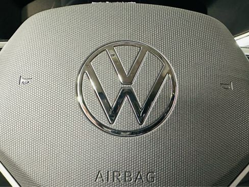Certified 2025 Volkswagen Taos SE image 16