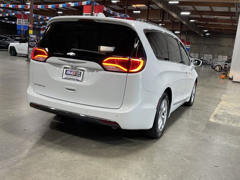 Used 2018 Chrysler Pacifica Touring-L Plus w/ Advanced Safetytec Group FWD image 5