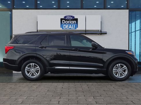 Certified 2022 Ford Explorer XLT image 2