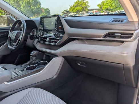 Used 2022 Toyota Highlander LE FWD image 21