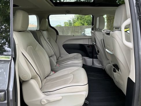 Used 2020 Chrysler Pacifica Limited w/ Advanced Safetytec Group FWD image 22