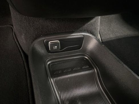 Used 2025 Chrysler Pacifica Select image 28