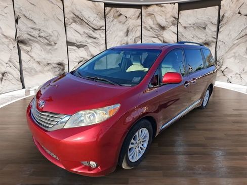 Used 2013 Toyota Sienna XLE image 1