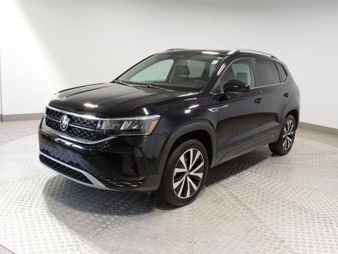 Used 2023 Volkswagen Taos SE w/ Panoramic Sunroof Package AWD/4WD image 3