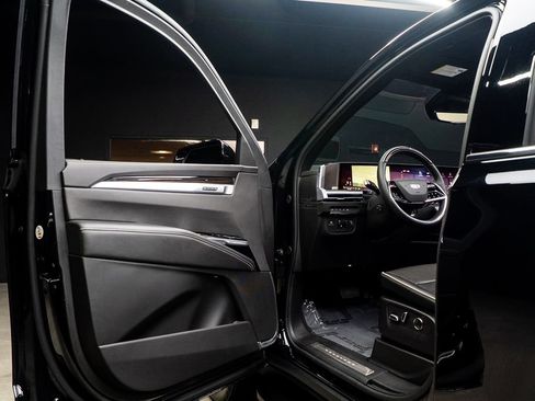 Used 2025 Cadillac Escalade ESV Premium Luxury AWD/4WD image 25