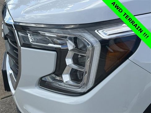 Used 2023 GMC Terrain SLE w/ Driver Convenience Package image 9