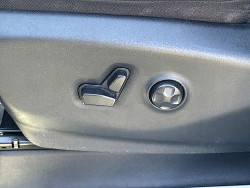 Used 2023 Chrysler Pacifica Touring-L image 19