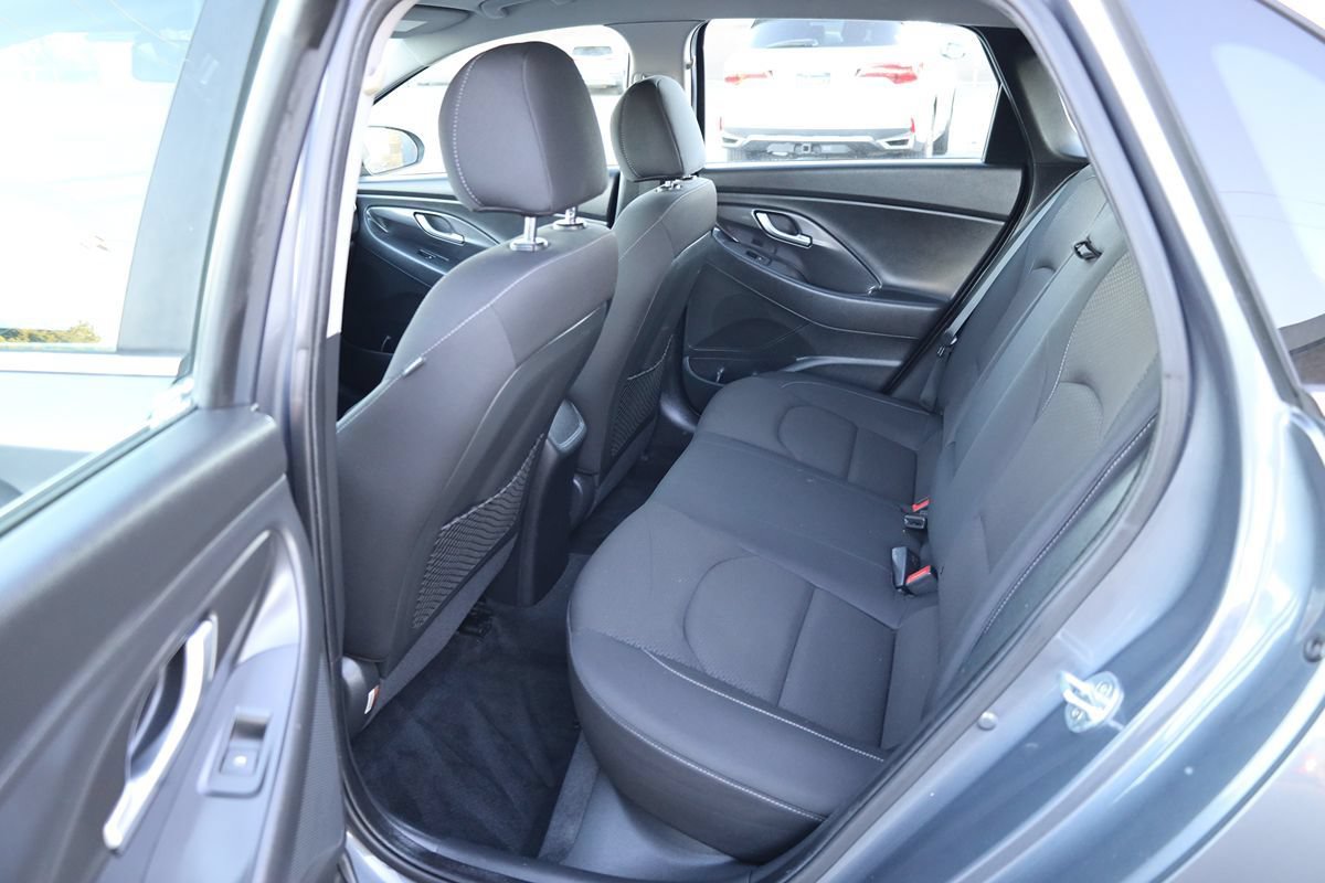 Used 2018 Hyundai Elantra GT FWD image 12