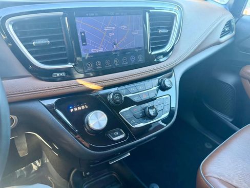 Used 2017 Chrysler Pacifica Limited w/ UConnect Theater Package image 19