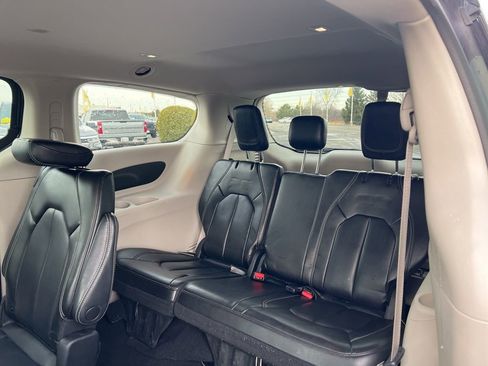Used 2023 Chrysler Pacifica Touring-L image 29