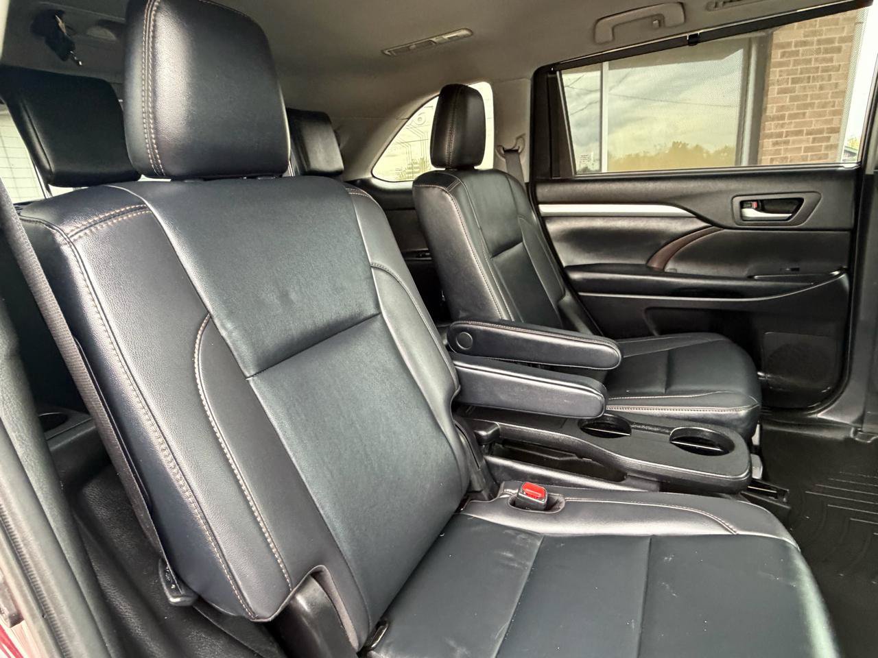 Used 2019 Toyota Highlander XLE FWD image 29