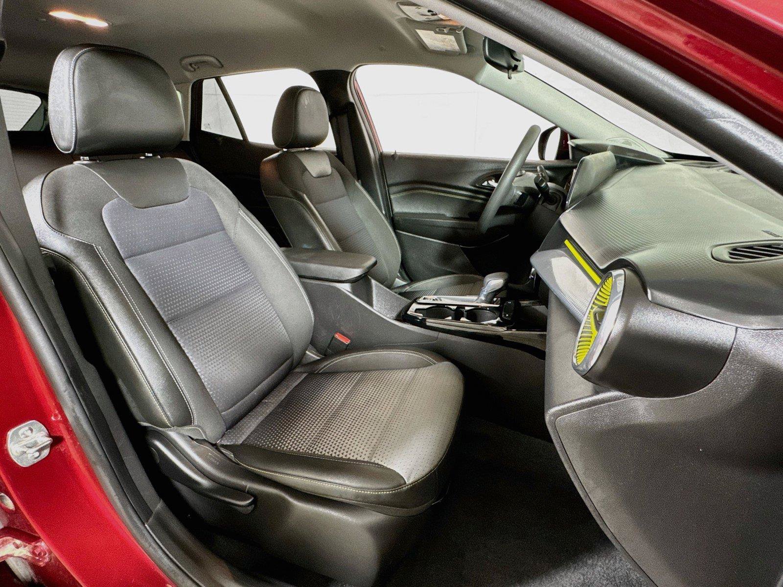 Used 2025 Chevrolet Trax LT FWD image 24