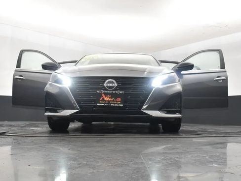 Used 2025 Nissan Altima 2.5 SV FWD image 11