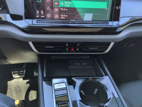 Used 2024 Volkswagen Atlas Peak Edition SE image 18