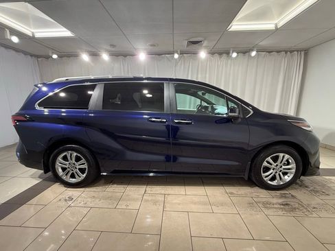 Certified 2023 Toyota Sienna Platinum image 4