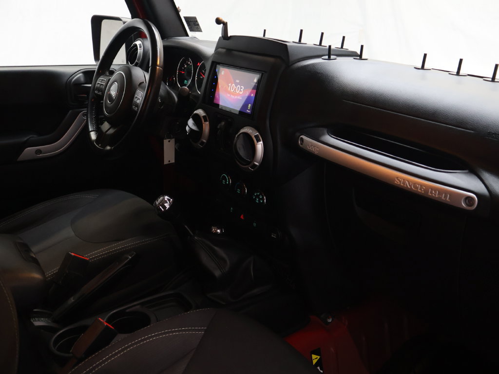 Used 2018 Jeep Wrangler Unlimited Sahara w/ Connectivity Group AWD/4WD image 10