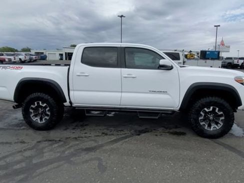 Used 2019 Toyota Tacoma TRD Off-Road AWD/4WD image 9