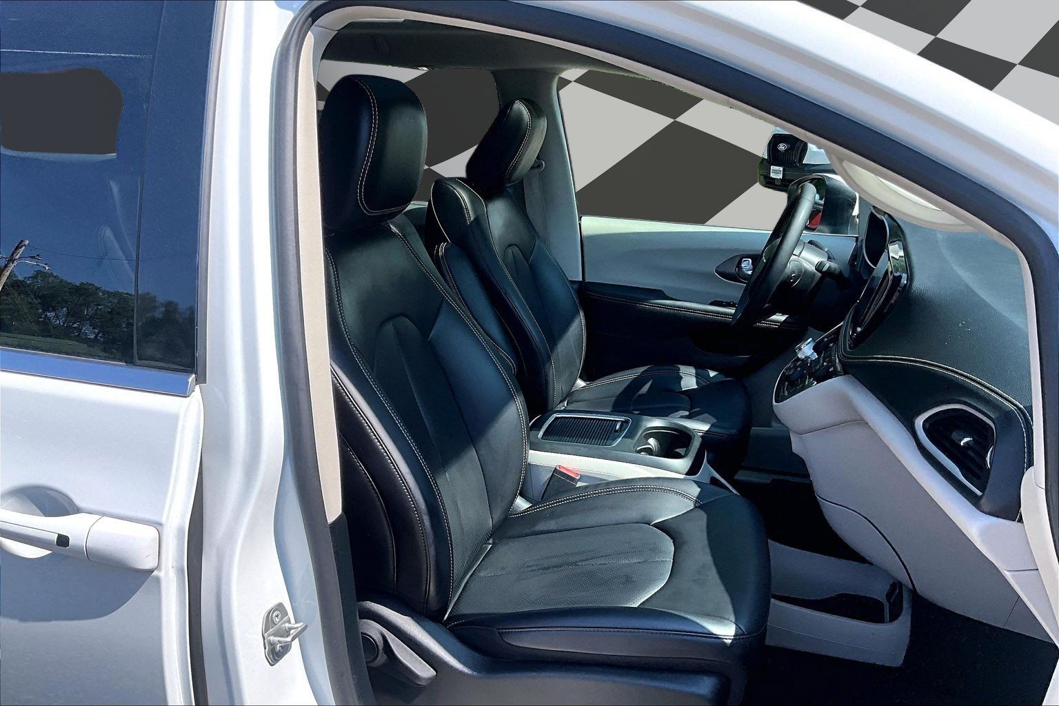 Used 2023 Chrysler Pacifica Touring-L AWD/4WD image 7