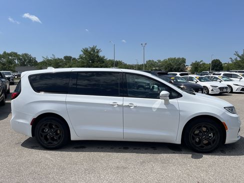 Used 2022 Chrysler Pacifica Limited w/ S Appearance Package FWD image 4