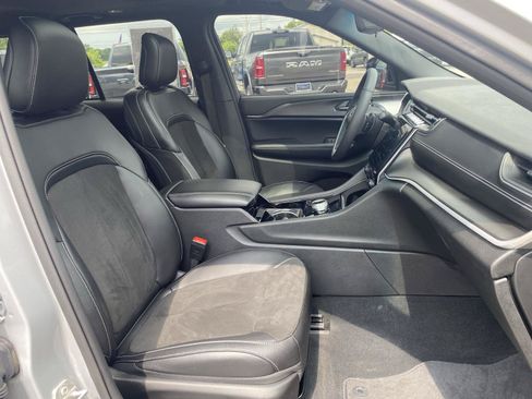 Used 2023 Jeep Grand Cherokee Altitude AWD/4WD image 39