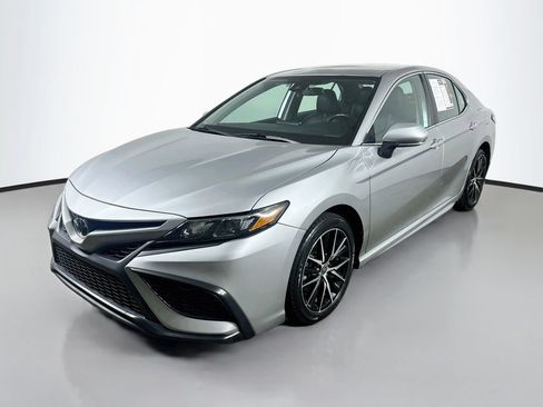 Used 2023 Toyota Camry SE FWD image 3